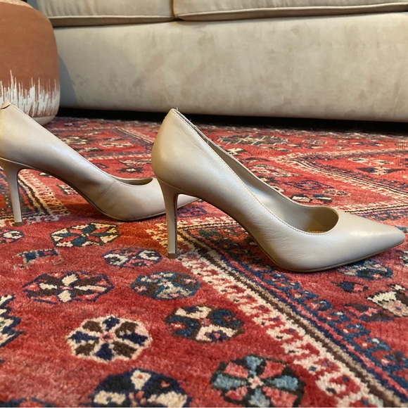 Banana Republic Madison 12 Hour Pump - Picture 3 of 8